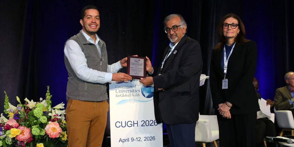 Dr. Carlos Faerron Guzmán receiving an award from CUGH