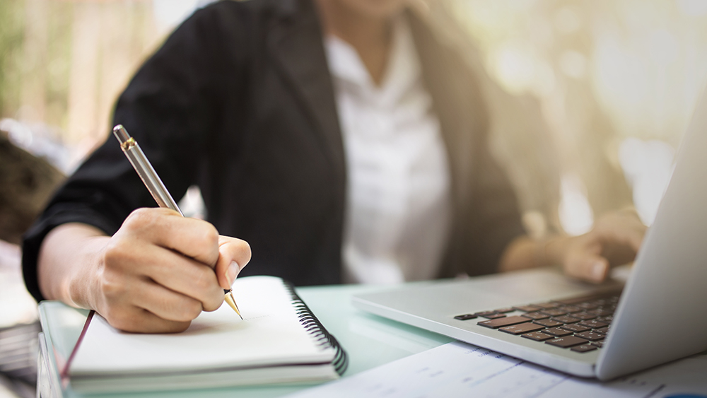 a faculty member plans coursework